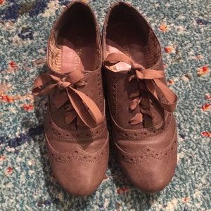 Small heel flats with laces